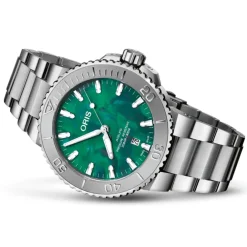 Oris ure Oris Aquis Date Bracenet 43,5mm 733 7730 4137MB | Herreure Med Lænke | Herreure I Stål