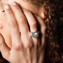IX Studios smykker IX Studios Cushion Signet ring Labradorit DMN0282SLGL| Herresmykker|Ringe