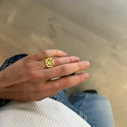 Jane Kønig smykker Jane Kønig Rosie Signet ring RSR-HOL23-G| Ringe|Forgyldte Sølvsmykker
